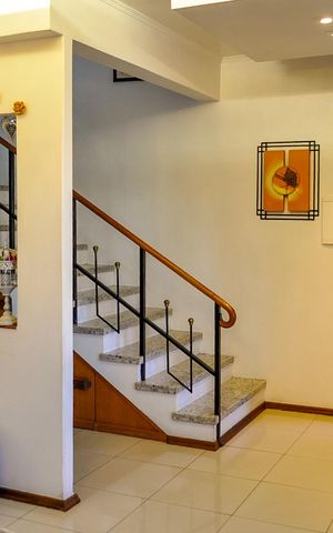 Casa à venda com 244m², 5 quartos e 5 vagas Casa à venda com 244m², 5 quartos e 5 vagasSala