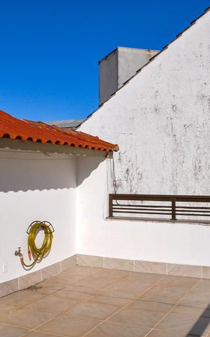 Casa à venda com 244m², 5 quartos e 5 vagas Casa à venda com 244m², 5 quartos e 5 vagasVaranda