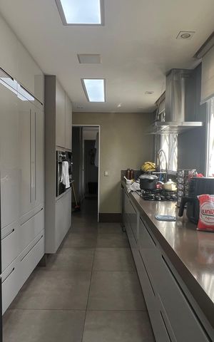 Apartamento à venda com 221m², 4 quartos e 4 vagasCozinha