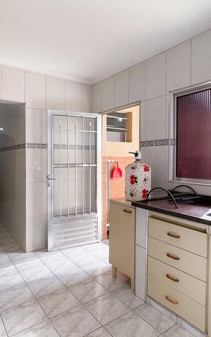 Casa à venda com 170m², 4 quartos e 2 vagas Casa à venda com 170m², 4 quartos e 2 vagasCozinha