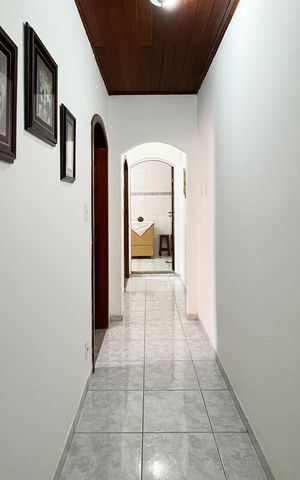 Casa à venda com 170m², 4 quartos e 2 vagas Casa à venda com 170m², 4 quartos e 2 vagasCorredor para os Quartos