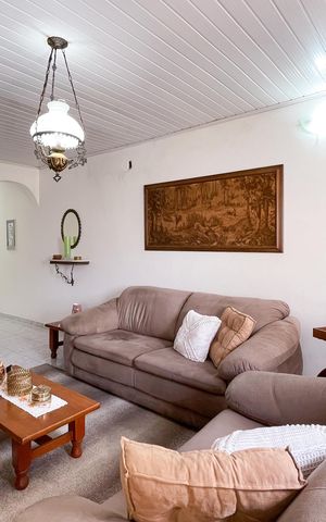 Casa à venda com 170m², 4 quartos e 2 vagas Casa à venda com 170m², 4 quartos e 2 vagasSala