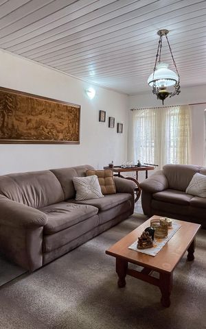 Casa à venda com 170m², 4 quartos e 2 vagas Casa à venda com 170m², 4 quartos e 2 vagasSala