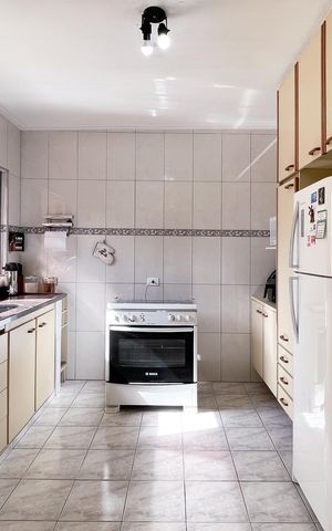 Casa à venda com 170m², 4 quartos e 2 vagas Casa à venda com 170m², 4 quartos e 2 vagasCozinha