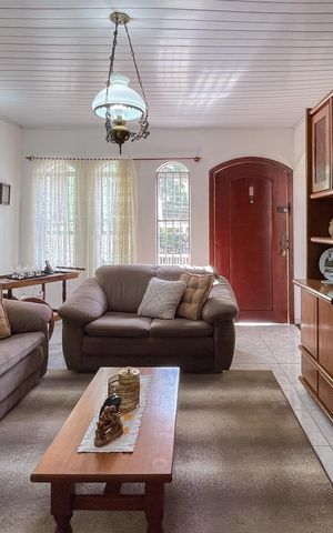 Casa à venda com 170m², 4 quartos e 2 vagas Casa à venda com 170m², 4 quartos e 2 vagasSala