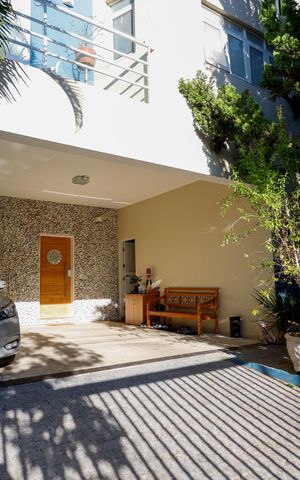 Casa à venda com 444m², 4 quartos e 4 vagas Casa à venda com 444m², 4 quartos e 4 vagasFachada