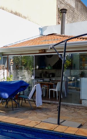 Casa à venda com 444m², 4 quartos e 4 vagas Casa à venda com 444m², 4 quartos e 4 vagasÁrea comum - Piscina