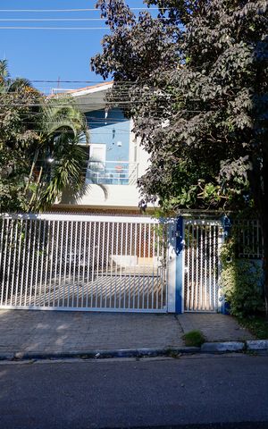 Casa à venda com 444m², 4 quartos e 4 vagas Casa à venda com 444m², 4 quartos e 4 vagasFachada