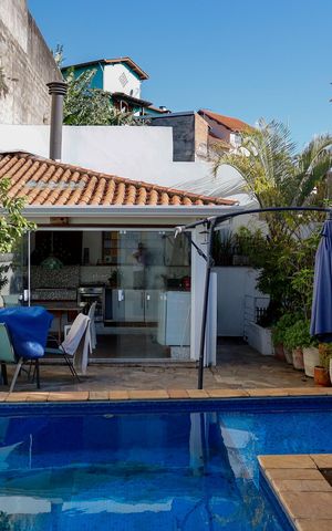 Casa à venda com 444m², 4 quartos e 4 vagas Casa à venda com 444m², 4 quartos e 4 vagasÁrea comum - Piscina