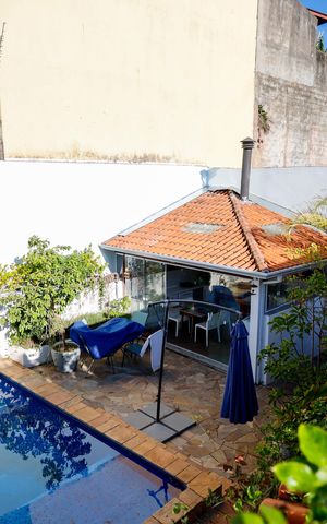 Casa à venda com 444m², 4 quartos e 4 vagas Casa à venda com 444m², 4 quartos e 4 vagasÁrea comum