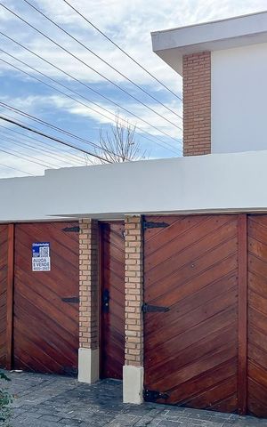 Casa à venda com 200m², 4 quartos e 3 vagasFachada + plaquinha