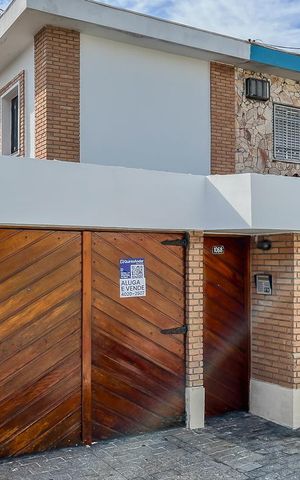 Casa à venda com 200m², 4 quartos e 3 vagasFachada + plaquinha