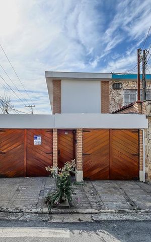 Casa à venda com 200m², 4 quartos e 3 vagasFachada + plaquinha