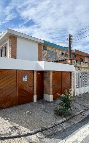 Casa à venda com 200m², 4 quartos e 3 vagasFachada + plaquinha