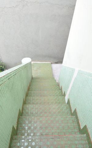 Casa à venda com 160m², 3 quartos e 2 vagasEscada de acesso à area de serviço