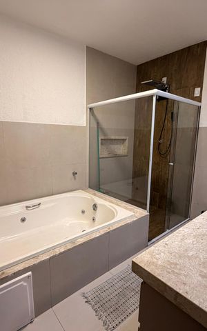 Casa à venda com 270m², 6 quartos e 2 vagasBanheiro da Suíte 2