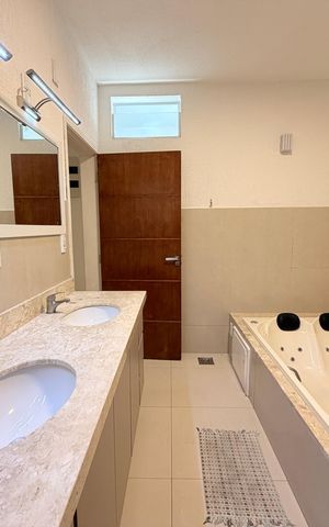 Casa à venda com 270m², 6 quartos e 2 vagasBanheiro da Suíte 2