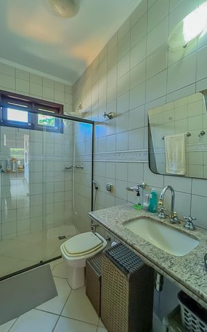 Casa de condomínio à venda com 800m², 5 quartos e 4 vagas Casa de condomínio à venda com 800m², 5 quartos e 4 vagasBanheiro Suíte