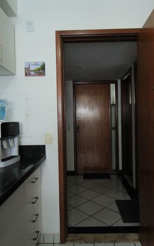 Apartamento para alugar com 197m², 4 quartos e 2 vagas Apartamento para alugar com 197m², 4 quartos e 2 vagasCozinha e Área de Serviço