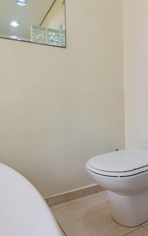 Casa à venda com 499m², 5 quartos e 4 vagas Casa à venda com 499m², 5 quartos e 4 vagasBanheiro 4