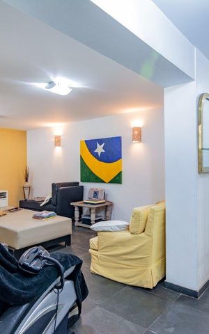 Casa à venda com 499m², 5 quartos e 4 vagas Casa à venda com 499m², 5 quartos e 4 vagasSala de TV
