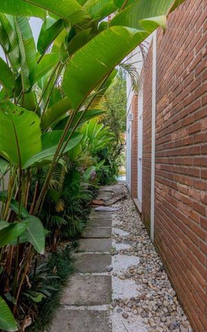 Casa à venda com 499m², 5 quartos e 4 vagas Casa à venda com 499m², 5 quartos e 4 vagasÁrea Externa