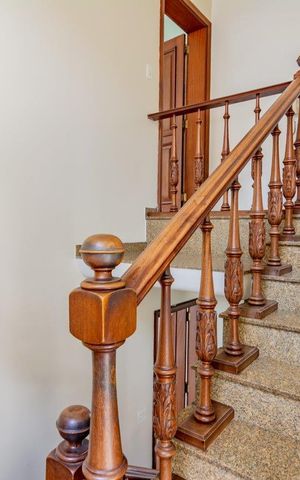 Casa à venda com 499m², 5 quartos e 4 vagas Casa à venda com 499m², 5 quartos e 4 vagasEscada