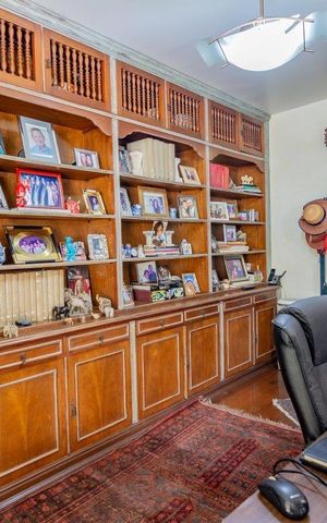 Casa à venda com 499m², 5 quartos e 4 vagas Casa à venda com 499m², 5 quartos e 4 vagasEscritório