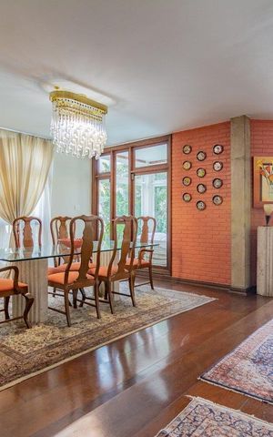 Casa à venda com 499m², 5 quartos e 4 vagas Casa à venda com 499m², 5 quartos e 4 vagasSala