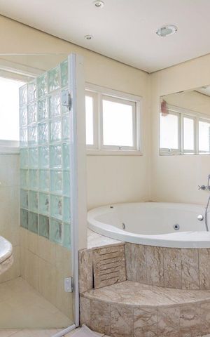 Casa à venda com 499m², 5 quartos e 4 vagas Casa à venda com 499m², 5 quartos e 4 vagasBanheiro 4