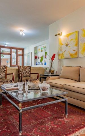 Casa à venda com 499m², 5 quartos e 4 vagas Casa à venda com 499m², 5 quartos e 4 vagasSala