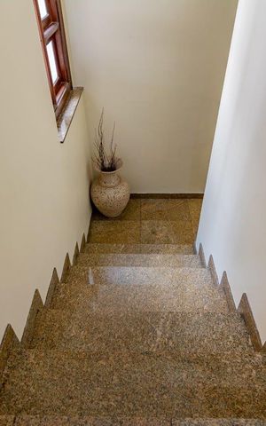 Casa à venda com 499m², 5 quartos e 4 vagas Casa à venda com 499m², 5 quartos e 4 vagasEscada
