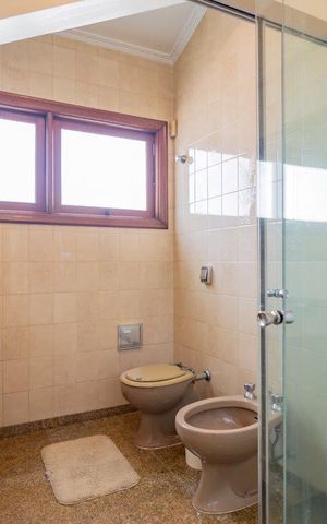 Casa à venda com 499m², 5 quartos e 4 vagas Casa à venda com 499m², 5 quartos e 4 vagasBanheiro 1