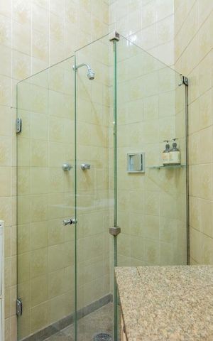 Casa à venda com 499m², 5 quartos e 4 vagas Casa à venda com 499m², 5 quartos e 4 vagasBanheiro 3