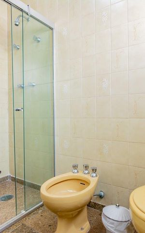 Casa à venda com 499m², 5 quartos e 4 vagas Casa à venda com 499m², 5 quartos e 4 vagasBanheiro 2