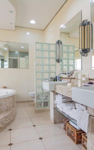 Casa à venda com 499m², 5 quartos e 4 vagas Casa à venda com 499m², 5 quartos e 4 vagasBanheiro 4