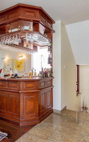 Casa à venda com 499m², 5 quartos e 4 vagas Casa à venda com 499m², 5 quartos e 4 vagasSala