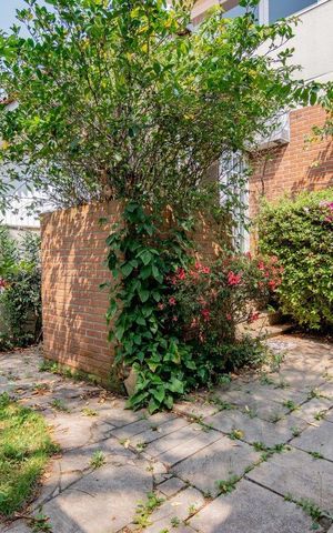 Casa à venda com 499m², 5 quartos e 4 vagas Casa à venda com 499m², 5 quartos e 4 vagasÁrea Externa