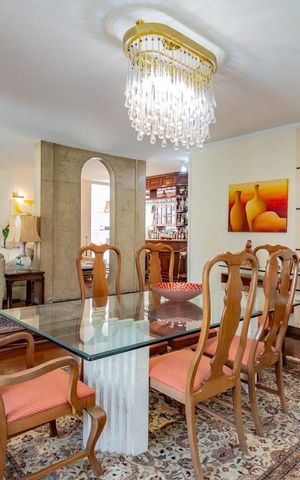 Casa à venda com 499m², 5 quartos e 4 vagas Casa à venda com 499m², 5 quartos e 4 vagasSala