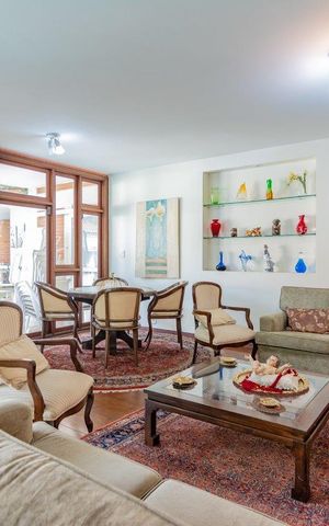 Casa à venda com 499m², 5 quartos e 4 vagas Casa à venda com 499m², 5 quartos e 4 vagasSala