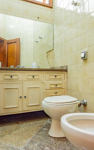 Casa à venda com 499m², 5 quartos e 4 vagas Casa à venda com 499m², 5 quartos e 4 vagasBanheiro 3