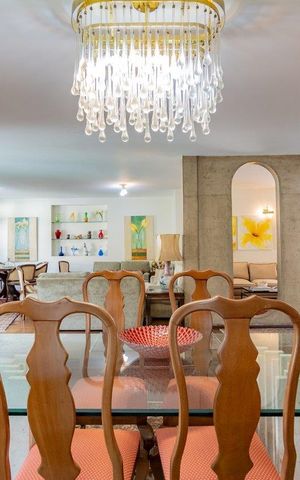 Casa à venda com 499m², 5 quartos e 4 vagas Casa à venda com 499m², 5 quartos e 4 vagasSala