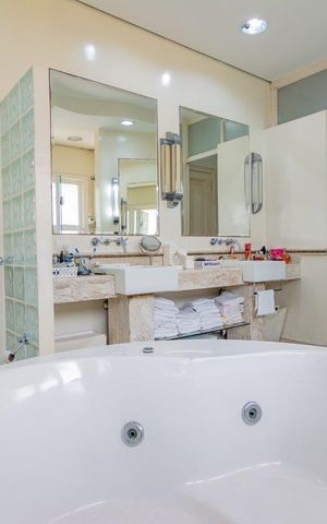 Casa à venda com 499m², 5 quartos e 4 vagas Casa à venda com 499m², 5 quartos e 4 vagasBanheiro 4