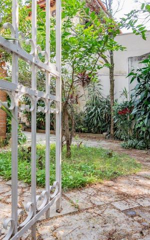 Casa à venda com 499m², 5 quartos e 4 vagas Casa à venda com 499m², 5 quartos e 4 vagasÁrea Externa