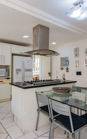Casa à venda com 499m², 5 quartos e 4 vagas Casa à venda com 499m², 5 quartos e 4 vagasCozinha