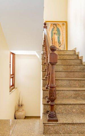 Casa à venda com 499m², 5 quartos e 4 vagas Casa à venda com 499m², 5 quartos e 4 vagasEscada