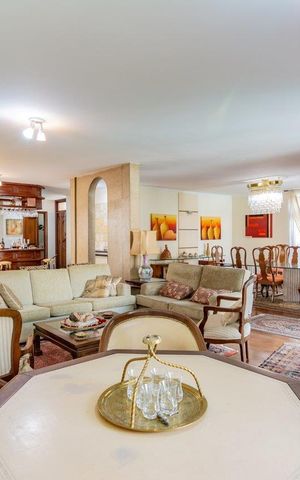 Casa à venda com 499m², 5 quartos e 4 vagas Casa à venda com 499m², 5 quartos e 4 vagasSala