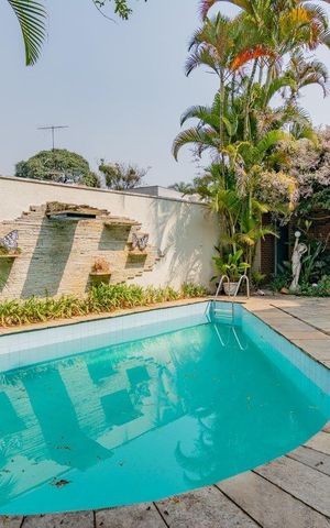 Casa à venda com 499m², 5 quartos e 4 vagas Casa à venda com 499m², 5 quartos e 4 vagasPiscina