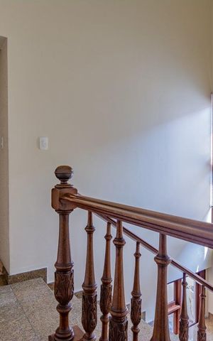 Casa à venda com 499m², 5 quartos e 4 vagas Casa à venda com 499m², 5 quartos e 4 vagasEscada