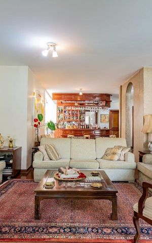 Casa à venda com 499m², 5 quartos e 4 vagas Casa à venda com 499m², 5 quartos e 4 vagasSala